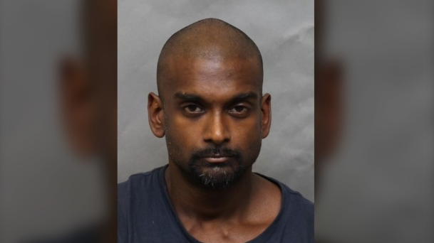 開車撞向警官並拖行逾50米 「暴力」嫌犯受通緝