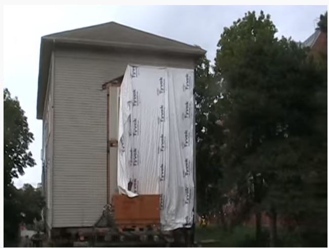 菲沙河上出現有人用駁船運送整幢獨立屋