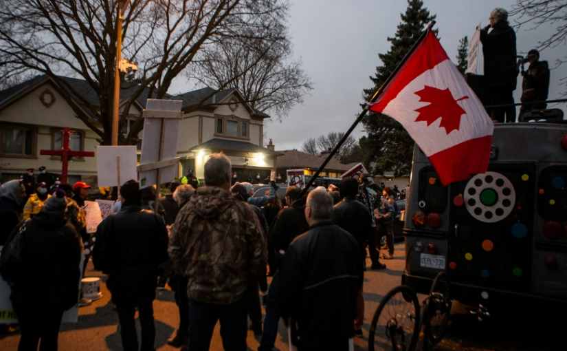 遭反限制令者家門外喧囂抗議 福特省長怒罵「小丑」