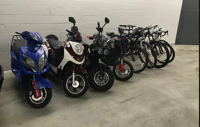 高貴林皇家騎警搜查高貴林港一房屋 起出現金和毒品等 拘捕一對男女