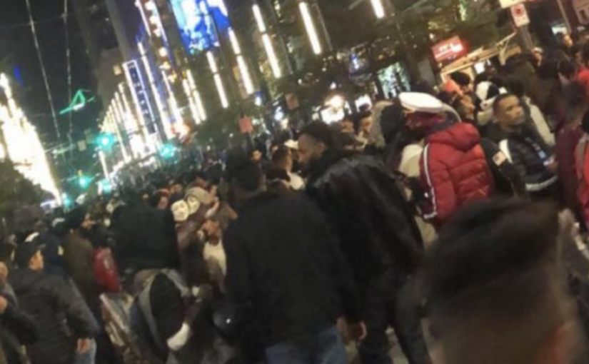 【有片】萬聖夜的溫哥華市區  聚集大批人群