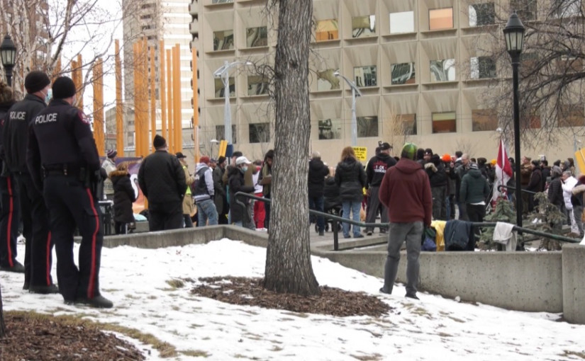 亞省民眾質疑為何不向違規集會的群體發出罰票