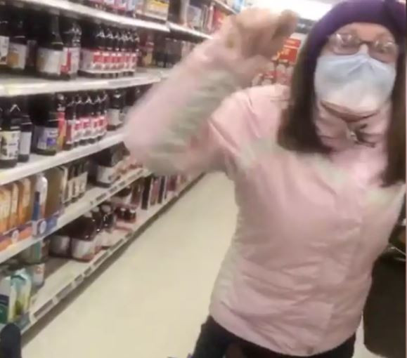 【有片】超市通道受阻逆指示行走遭痛罵兼除口罩咳嗽