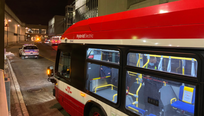 一青年一少年在士嘉堡購物商場搶劫並刺傷TTC員工 被逮捕