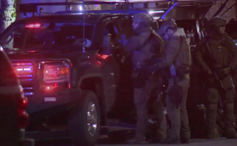 阿波斯福一處民宅周四晚遭全副武裝警員包圍