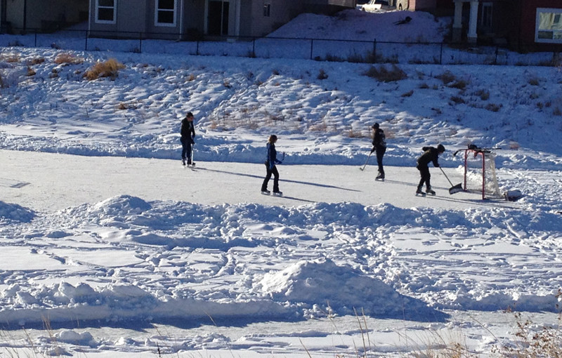 卡加利消防局警告 在暴雨池塘溜冰是非常危險的