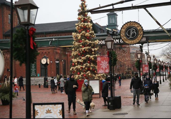 近半加人聖誕新年假日曾探訪非同住家人或朋友