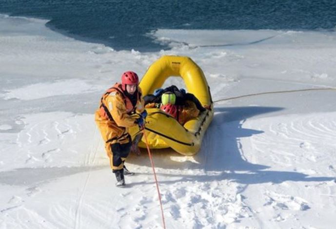 男子運河潛水 被困冰層下死亡