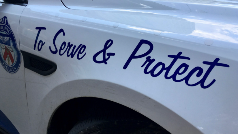 泊車執法車輛遭彈丸槍射擊後窗損壞 車內警官倖免受傷