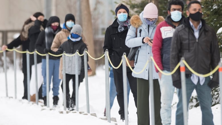 有醫療專家及民權團體質疑魁省實行宵禁的做法