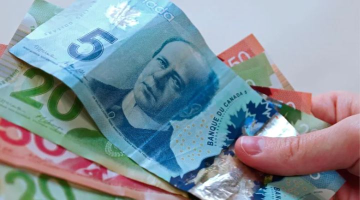 那乃磨女子散步時 鈔票「從天而降」