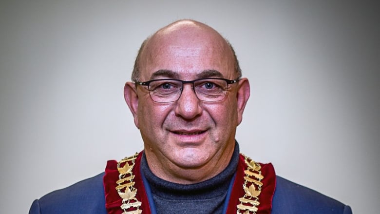 卑詩小鎮市長前往自家小木屋度假 成爭議目標被迫辭職