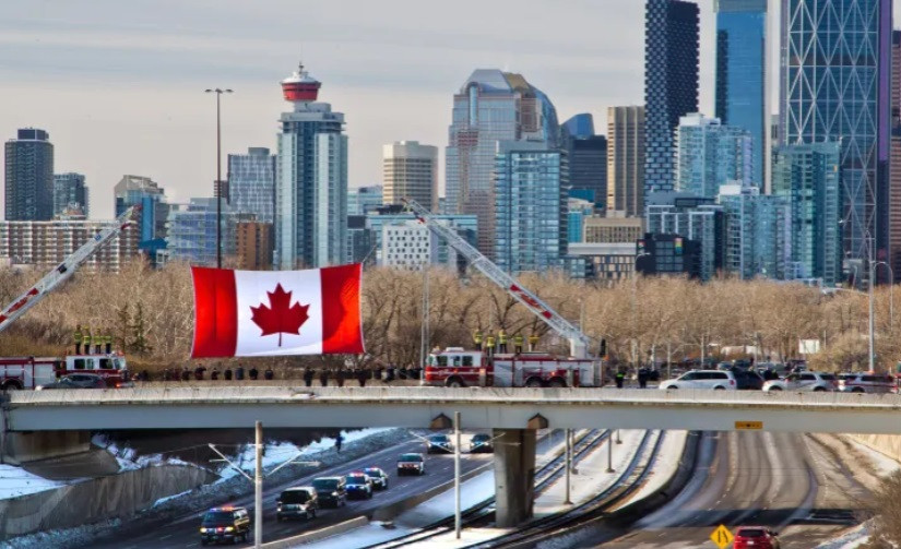 卡城警方護送被害警員遺體