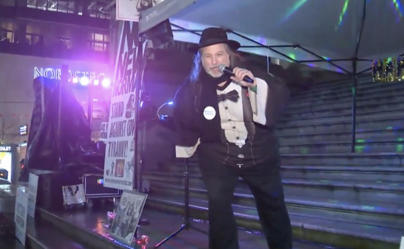 數十人除夕夜溫市中心集會 加人隊前國歌手獻唱國歌