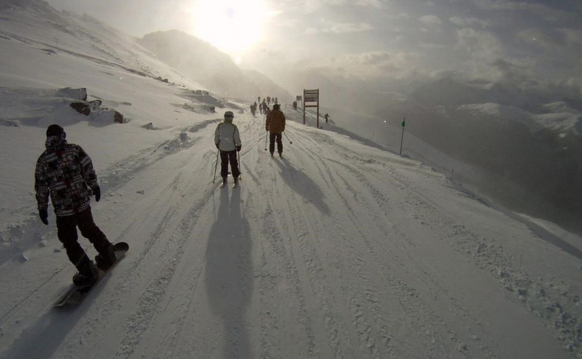 威斯勒滑雪小鎮在平衡經濟與居民安全之間左右為難 市長強調：待在家中