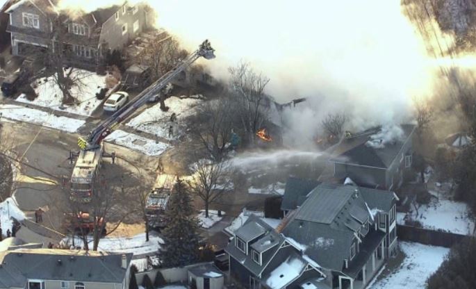 建築中獨立屋起火 蔓延至鄰近物業沒有人受傷