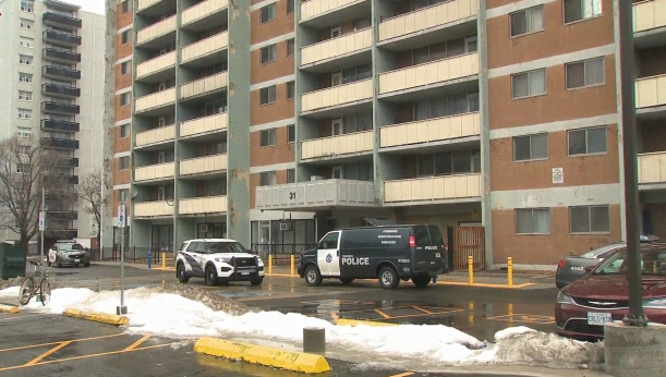 男子公寓樓內被刺成重傷 警尋「持械暴力」嫌犯