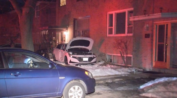 汽車清晨撞入住宅 車上載有四人