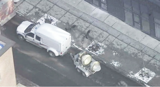 自由村公寓樓發現毒品爆炸品 23歲女子面臨多項指控