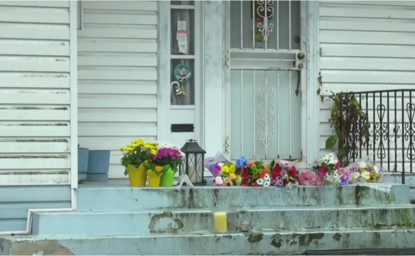 鄰居鮮花悼念遭假冒警察毆打致死的76歲老婦 稱她是善良可愛的人