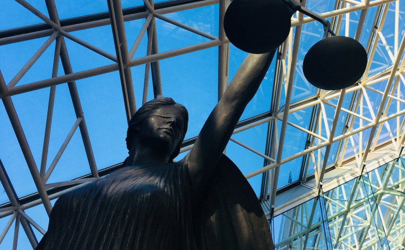 英國引渡71歲長者回卑詩省受審  涉13項欺詐盜竊罪