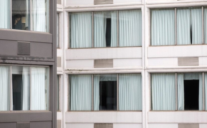 隔離酒店場面混亂令旅客沮喪