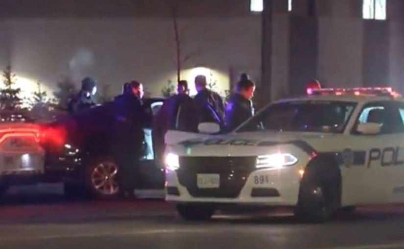 2人被利器刺傷 警圍黑色房車捕多人