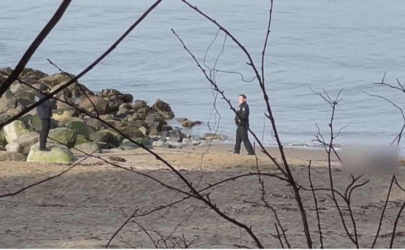 一個溫市警員在屍體旁擺姿勢 另一警員為同袍拍照 兩人同被調職