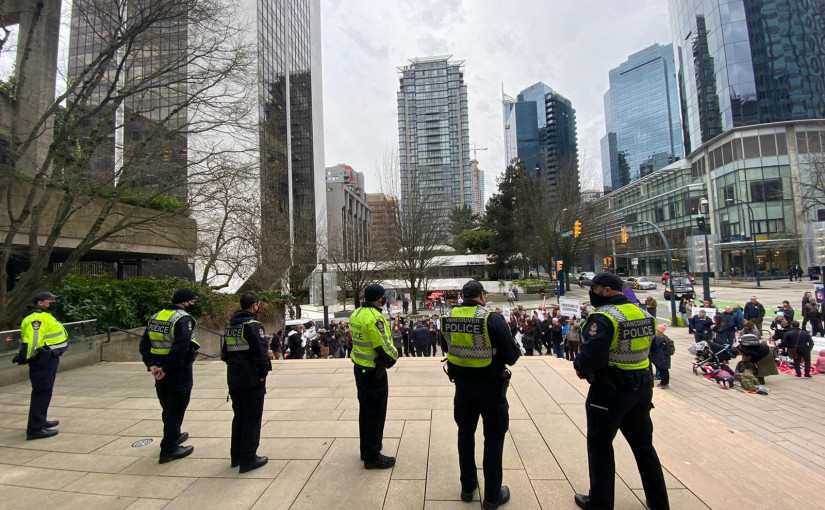 法庭內 3間教堂挑戰卑詩省公共衛生令 法庭外 多人聲援教堂