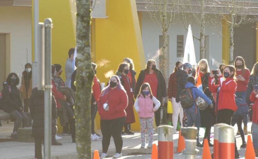 素里兩間小學教師遊行 提醒大家留意學校變種病毒情況