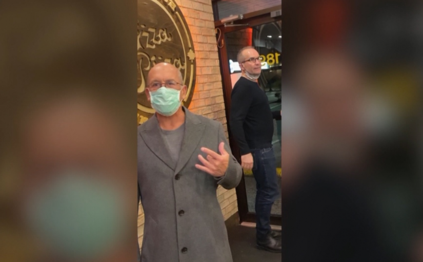 【視頻新聞】反戴口罩人士披薩店侮辱員工 怒氣撒在路人青少年身上