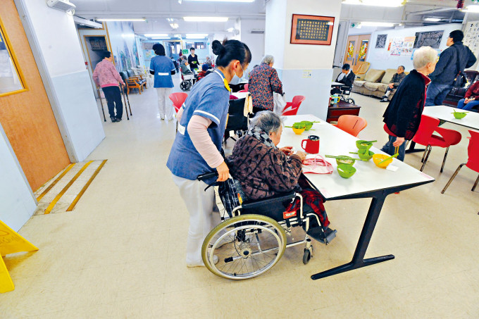 卑詩4月1日起放鬆長期護理機構訪客限制 允許2成人1小孩探訪長者