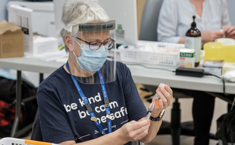 疫苗預約熱線被打爆 衛生廳長：不符合資格別打！