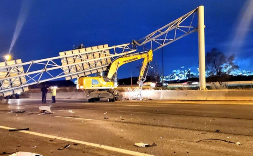 挖土車撞斷路標 鋼架倒塌壓平SUV 46歲司機當場死亡