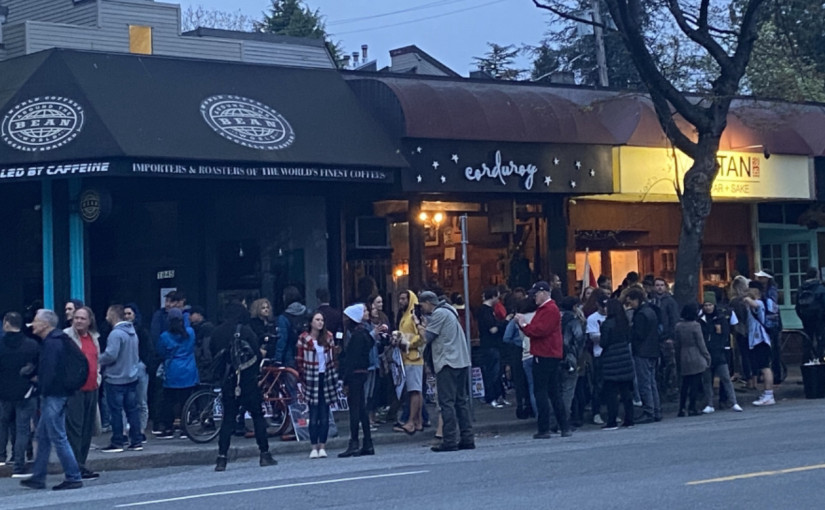 有市民在溫市一間餐館外集會 抗議省府公共衛生令