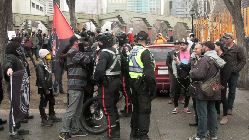 卡加利反種族主義團體和反封鎖示威者在市中心相遇