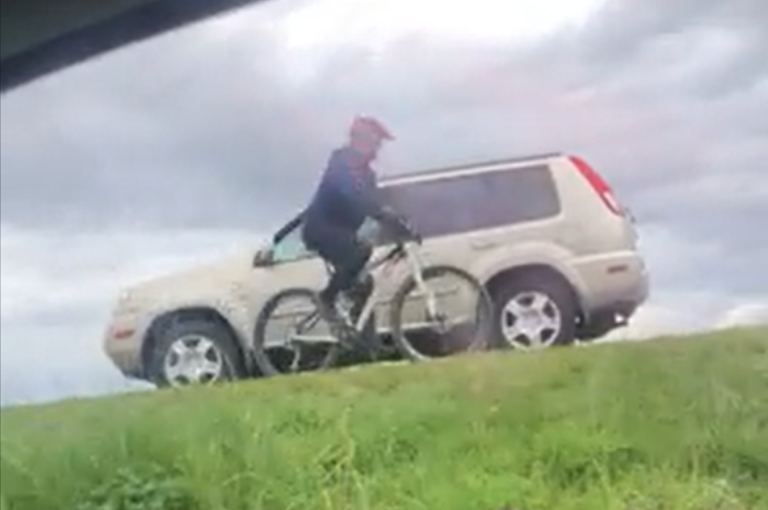 【視頻新聞】馬路殺手？四驅車列治文步行小徑飛馳