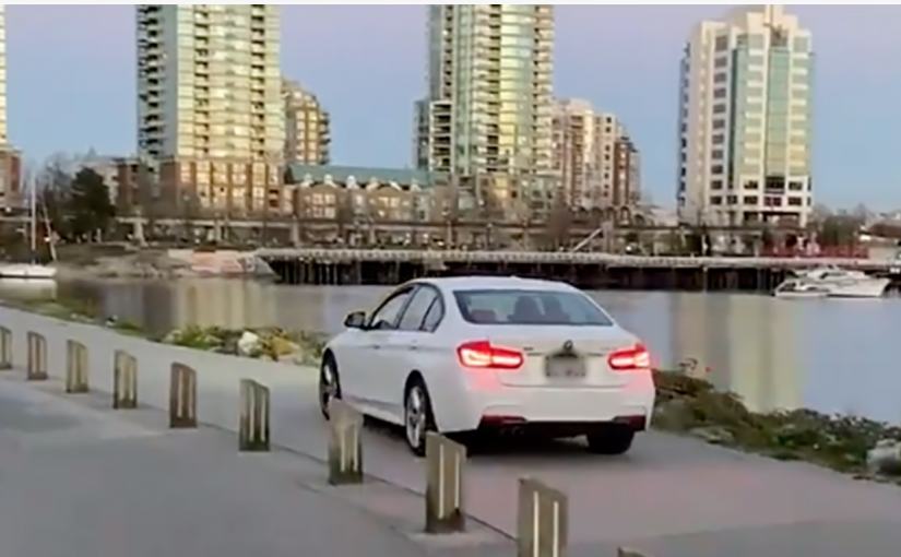 【視頻新聞】寶馬車闖入溫市海岸堤步道 引行人不解