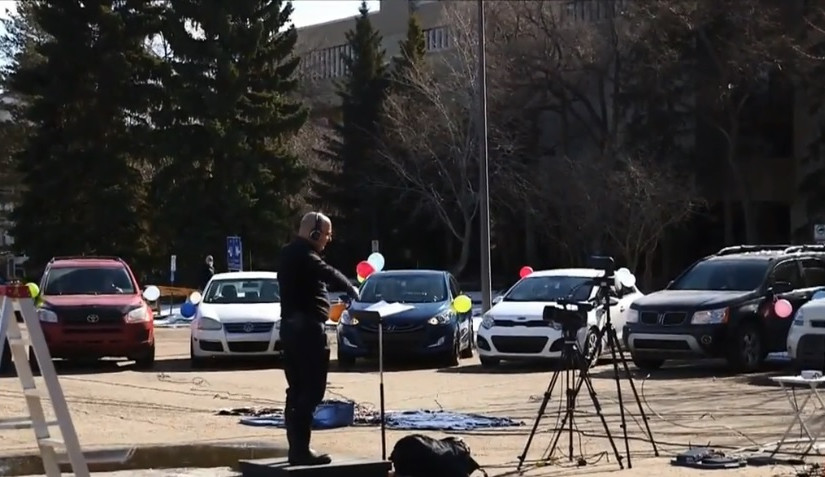 亞伯達大學合唱團在車內進行現場音樂會