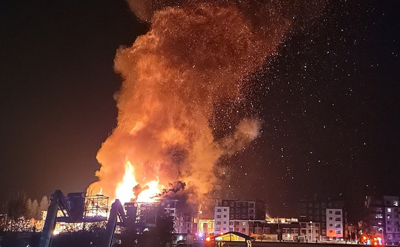 【視頻新聞】蘭里周一晚突發大火 在建柏文付之一炬 場面揪心