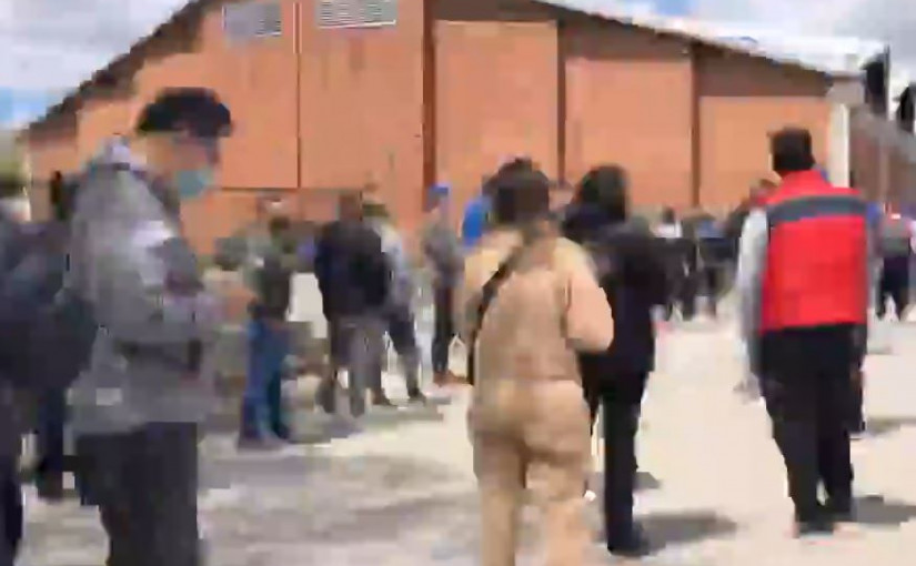 【有片】「熱點」疫苗中心門外繼續大排長龍