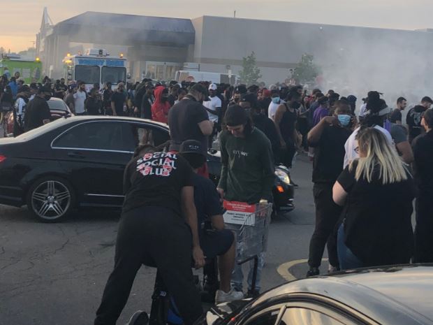 【有片】不理「居家令」停車場舉行大型聚會 料未來數天續發告票