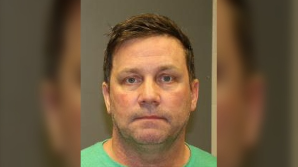 男子多次從車內朝他人露體做出不雅行為 被逮捕