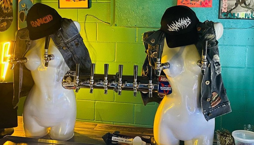 卑詩小鎮老闆用女性胸部的雕塑品來裝賣啤酒引爭議