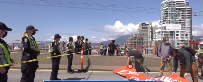 環保組織試圖堵塞獅門橋 7人被捕