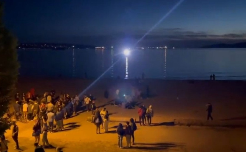 溫哥華英吉列灣周五晚間又出現大批人群聚集