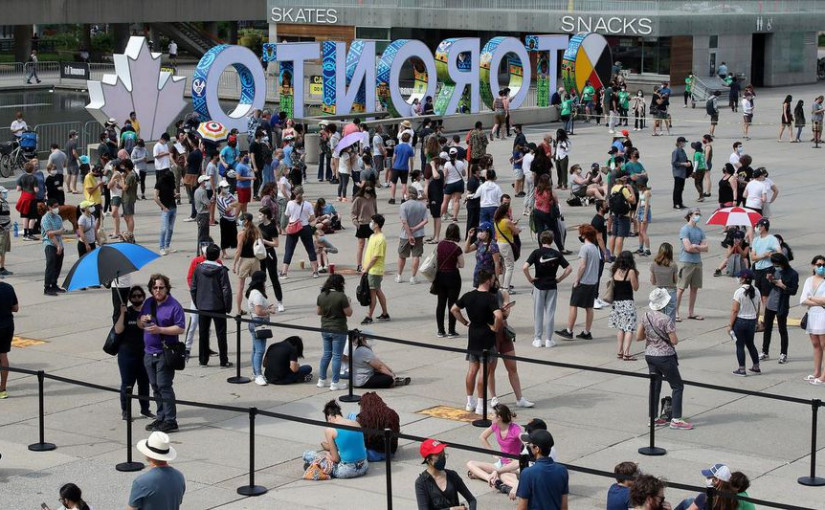 青少年打疫苗反應熱烈  人龍排滿多倫多市政廳