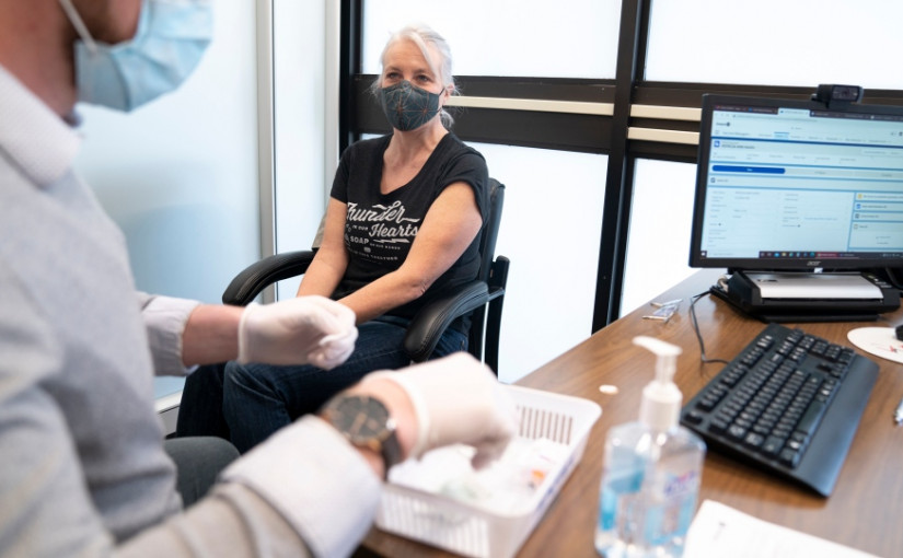 打完針可以做什麼？ 加拿大人將很快獲得聯邦疫苗指南