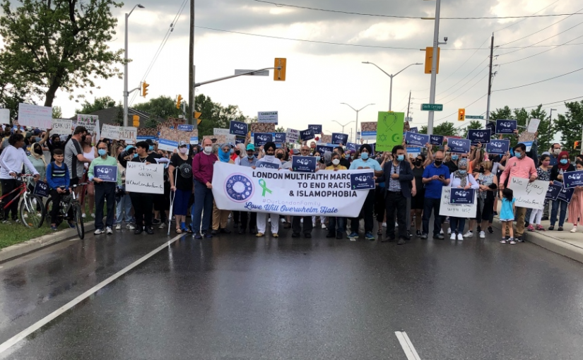 數千不同信仰人士遊行 悼念遇襲穆斯林家庭