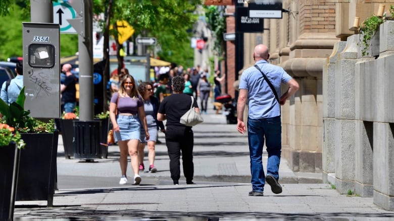 加拿大10省新增2,172例新冠病例 32人死亡